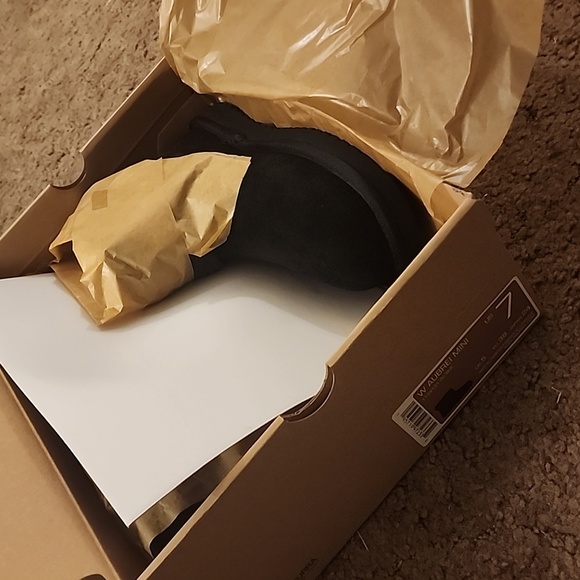 UGG - Picture 3 of 3